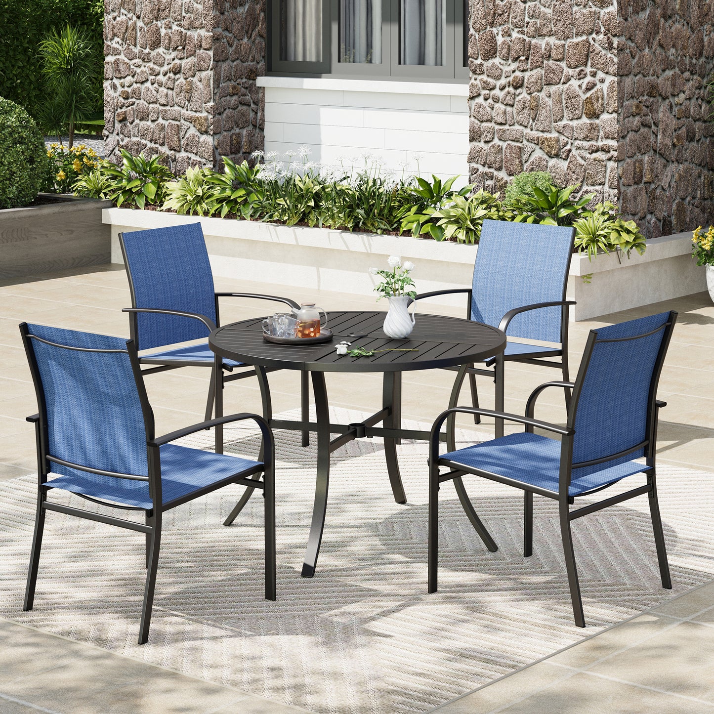 Captiva Designs 5 件套露台餐桌椅套装，配有带顶板的方桌和蓝色吊带固定椅