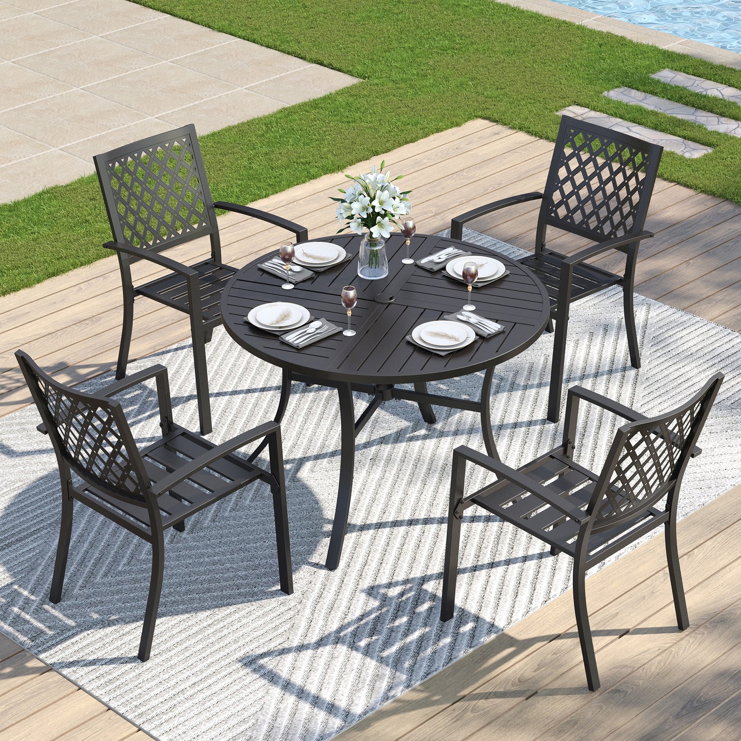 Captiva Designs 5 件套露台餐厅钢制套装，配有带顶板的圆桌和可叠放的椅子，带有网格图案